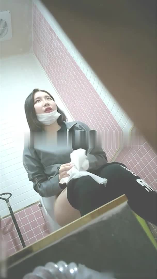 2048.vip-棒子商场女厕偷拍 美女放屁的声音太大了妹子在搞卫生纸有人敲门吓一跳