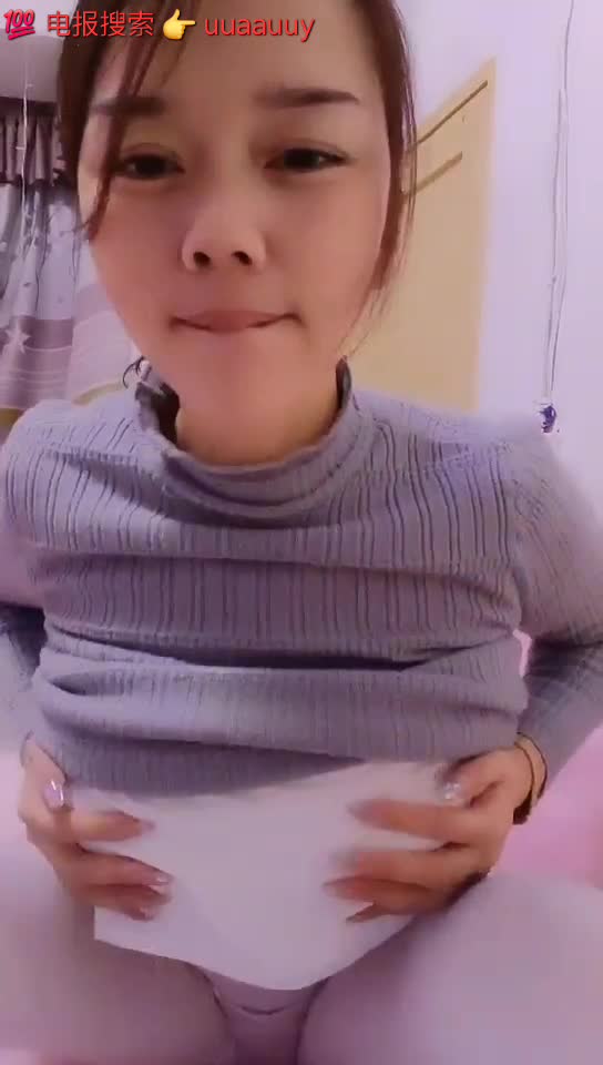 【四川少妇直播挤奶】 四川骚货少妇生完孩子不照顾却直播露出挤奶，乳汁喷射自慰骚逼，果然四川骚货多啊超淫荡！#孕妇 #直播 #挤奶 #骚货