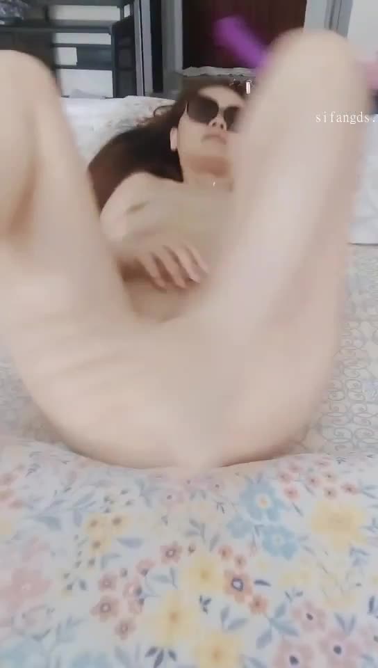 #快手 #依依女神哦 #依依 #私拍福利快手熟女福利，极品大奶少妇！蝴蝶穴，道具自慰，骚穴特写，大奶子能夹上香蕉，上下抖动，爽爆了！