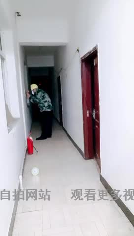 #熟女 #少妇 #勾引 #剧情物业丰满熟女少妇，勾引水电工大哥，帮忙疏通骚逼。穿着开档黑丝，任由大哥掰屁股，扣逼，抱着一条大腿站着就开干。趴下来的肥臀太诱人了，怼着屁股狠插，夹的鸡巴阵阵酥麻，硬是把浓浓的精华全内射进骚穴。好喜欢这肥臀，大哥应该连菊花也给她疏通了，太适合爆菊了。
