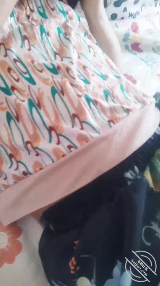 #熟女 #母子 #乱伦 #巨乳老妈不让干，骑身上扒掉内裤，硬上了，还射子宫里了。这拍的一言难尽，唯一能看的就是奶子，看样子年龄也大了，叫的还行，全程没对话，即使不是母子，这女的估计也有4、50岁了