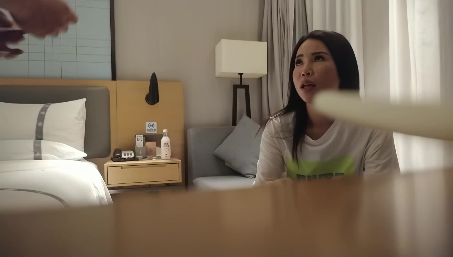 【探花精选】2800网约外围大圈女神，杏眼含情狐媚妖娆，娇喘阵阵销魂让人飘飘欲仙免费开车机器人