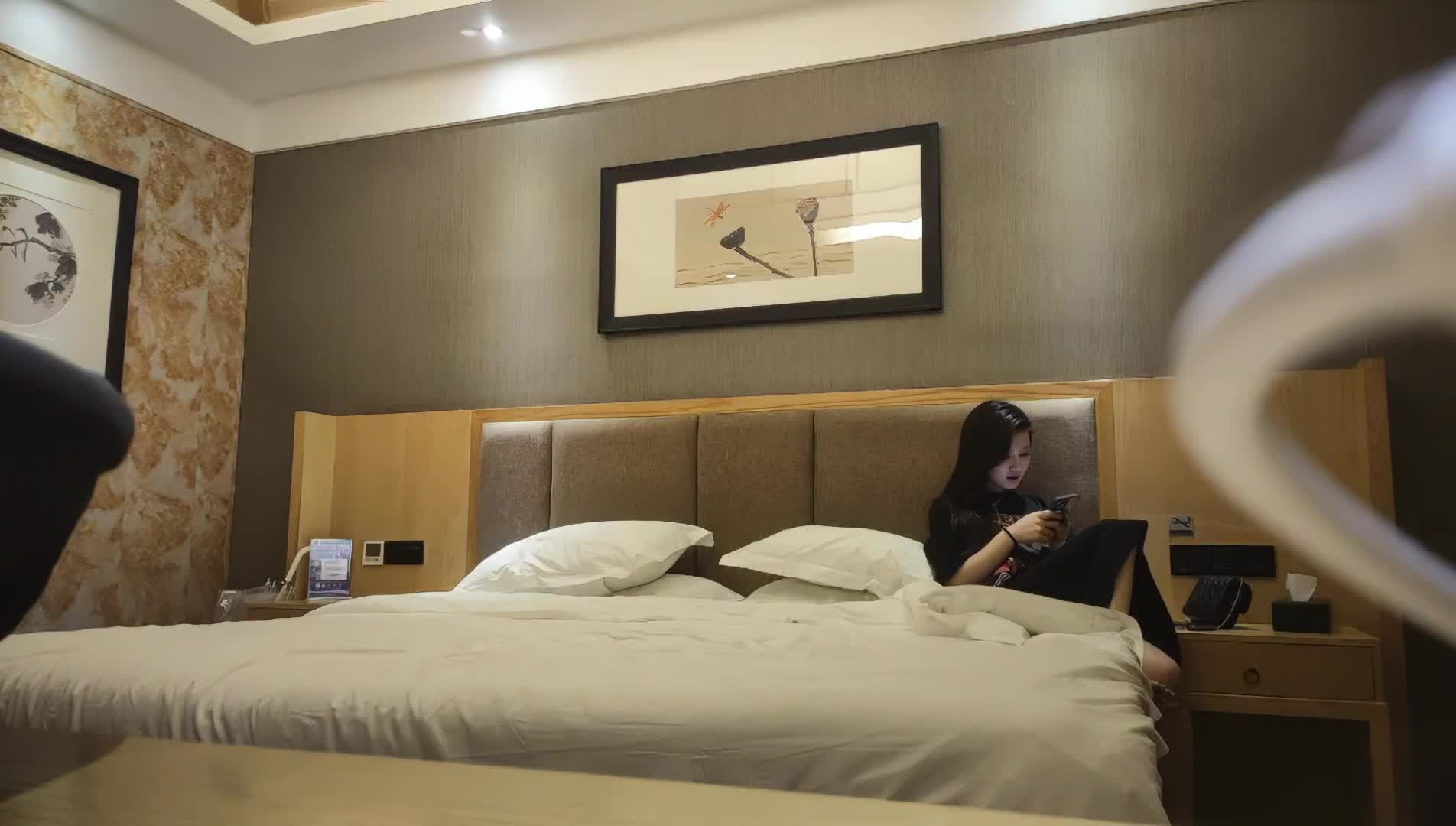 【探花精选】五官精致，极品女神貌美如花干两炮，探花精选