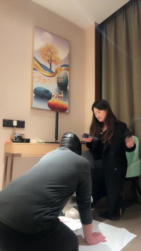 2048.hk@子熙TJ：鞭打闻舔毛拖鞋白袜捆绑滴蜡烟烫圣水呕吐物