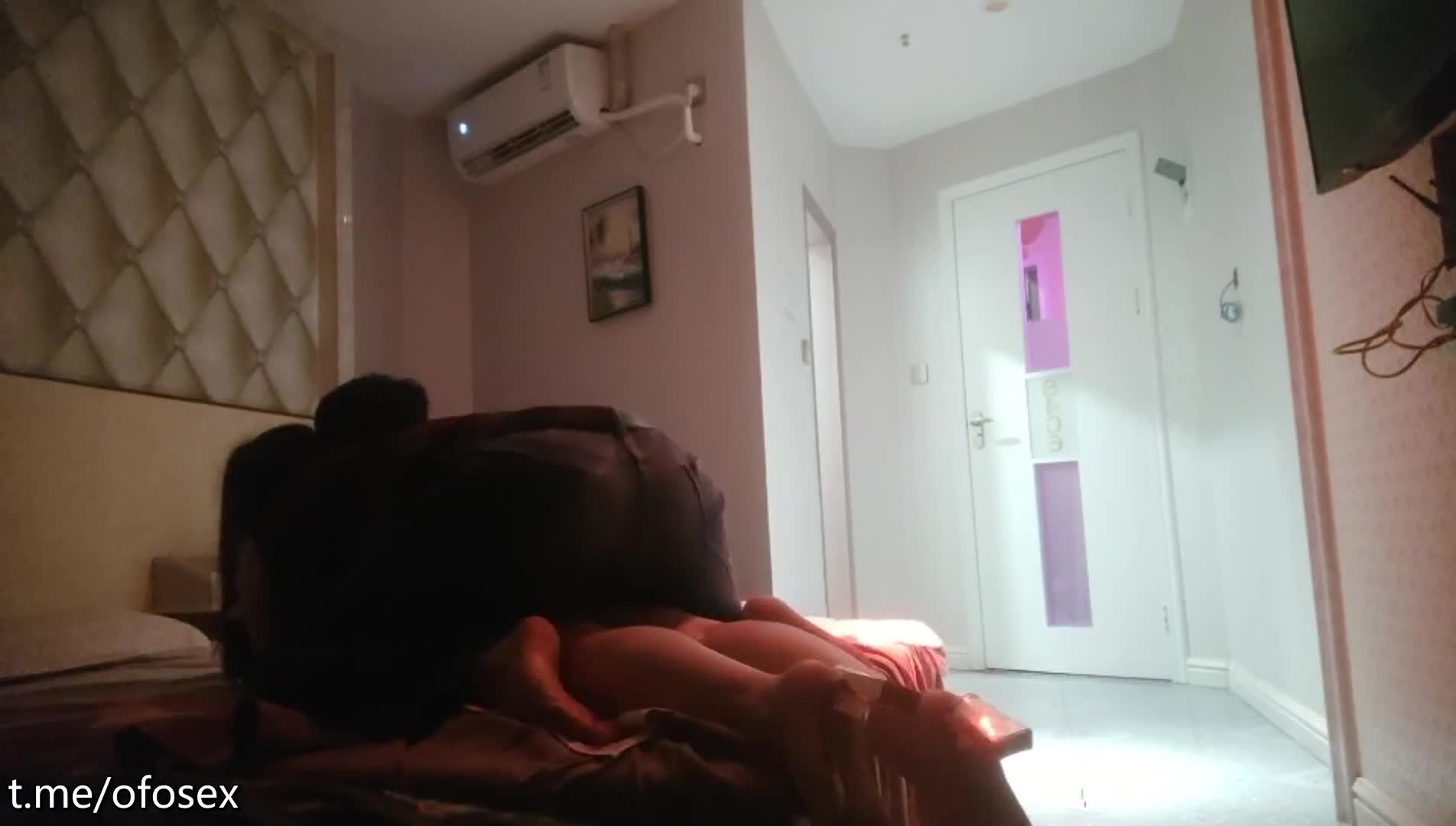攻略女技师，肉感大奶骚女，掏出奶子埋头吸吮，半套服务猛舔口爆爆菊肛交