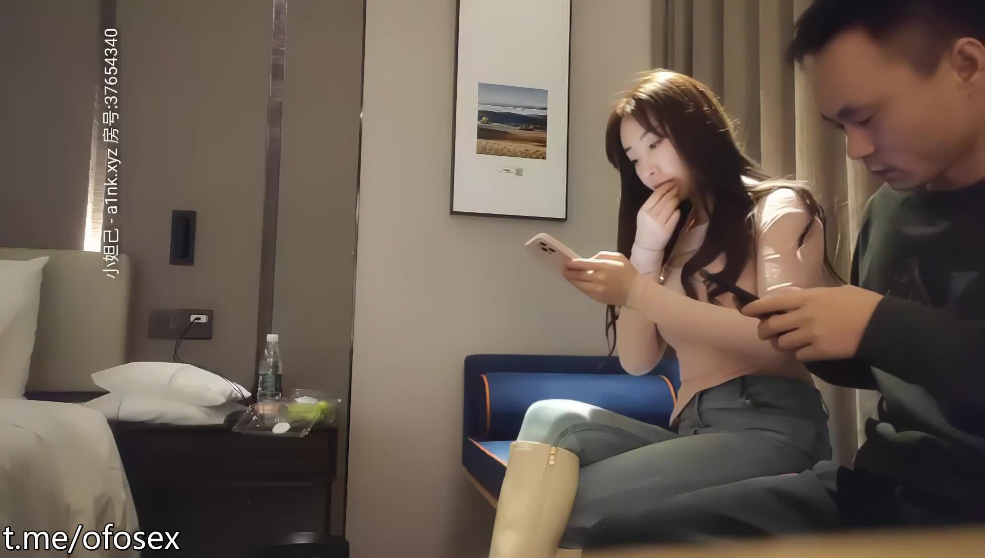 高颜值好身材牛仔裤大奶妹啪啪，舔奶特写口交抬腿侧入摸奶后入抽插猛操一夜情小姐姐