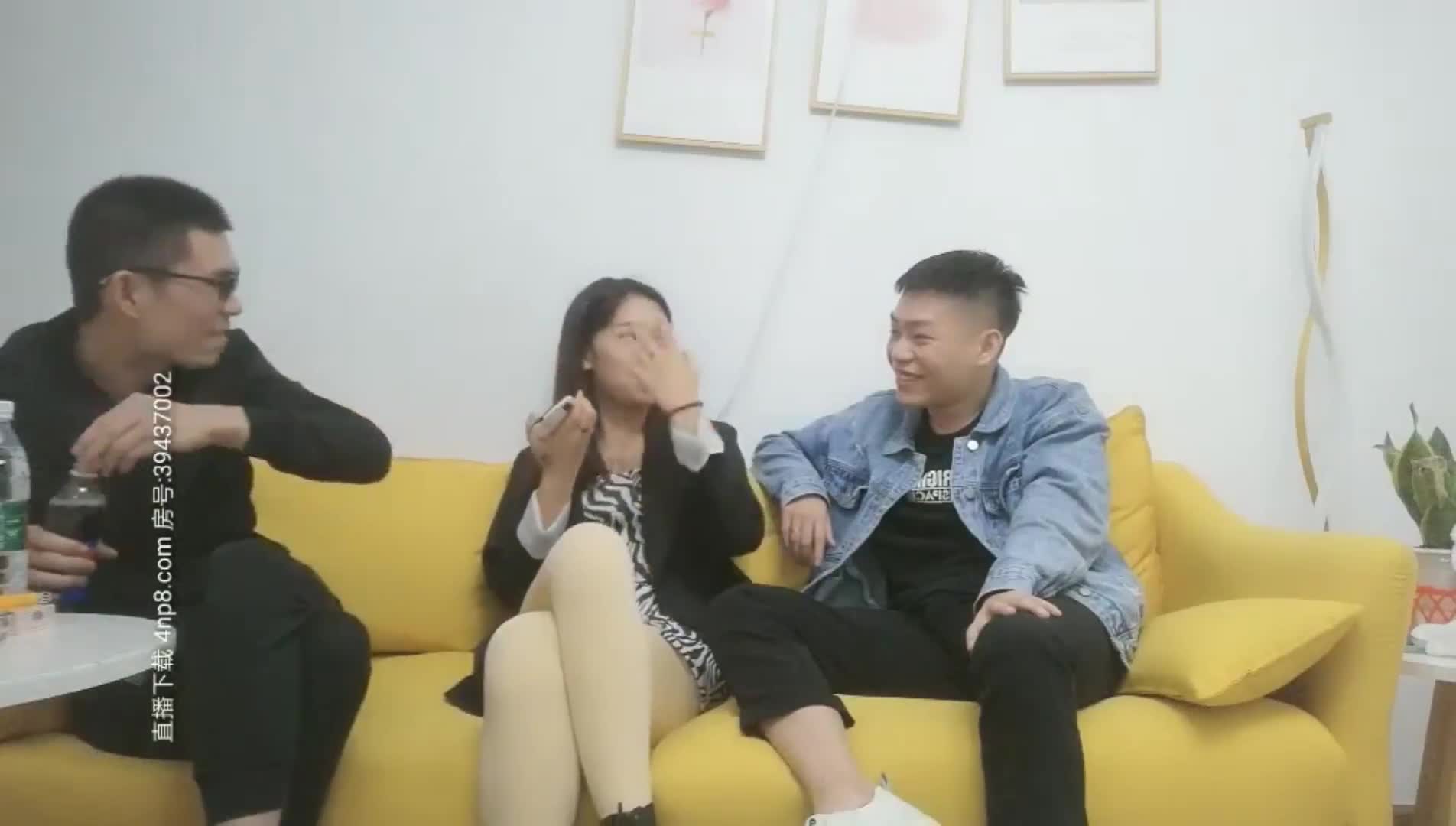 温婉气质漂亮小姐姐，兄弟3P沙发近景AV视角，暴力深喉观感超佳撸管必备爆菊肛交