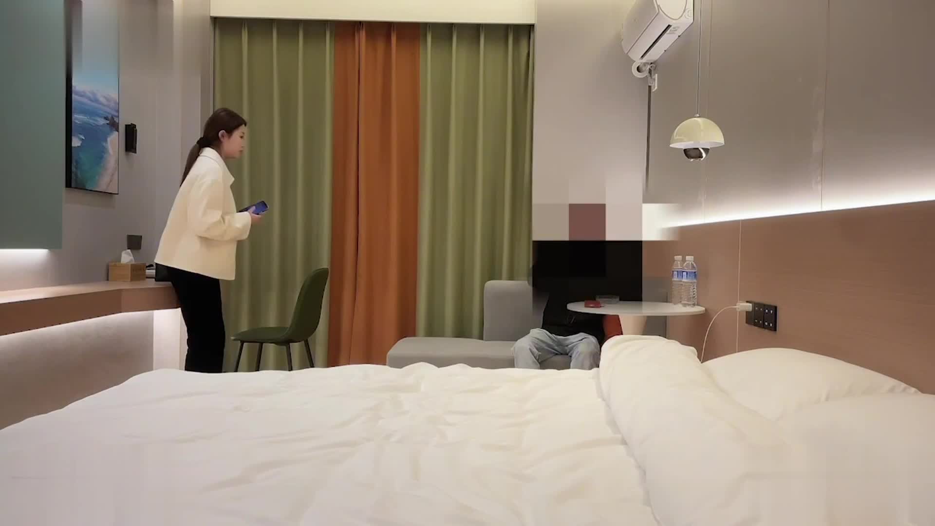酒店3000约操18岁良家反差学生妹，进入的瞬间不停喊疼NTR绿帽淫妻