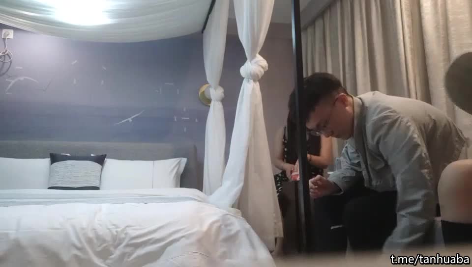 #换妻探花 周末约一对夫妻，4人玩成人游戏，性趣上来一人一个操逼，肉感身材骑坐猛操一夜情小姐姐