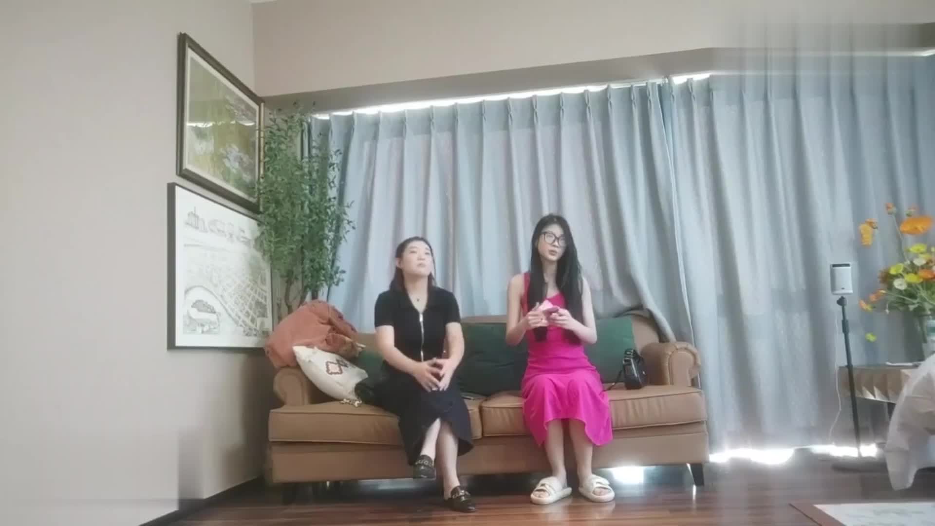 【#老王探花】探花大神老王 酒店大战白领兼职两闺蜜双飞各种姿势插，最后接到电话说有查房才放过她俩骚货NTR绿帽淫妻