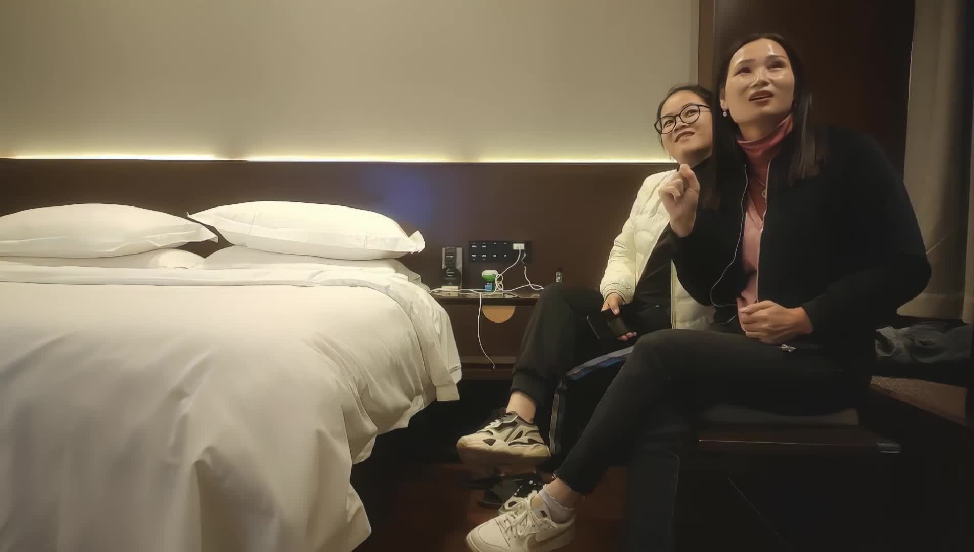 【探花精选】嫩妹终究不是心头好，重金双飞少妇，兔女郎黑丝，白臀高耸乳浪翻滚，精彩！绿帽人妻