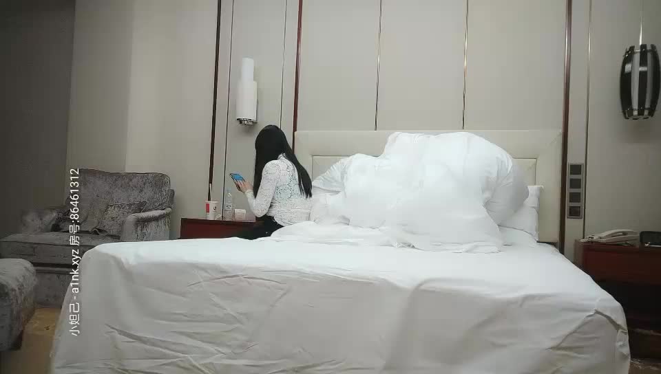 利哥战神约战骚熟女打桩机爆操，埋头舔逼长腿肩上扛，后入抽插抱起来操，大屁股快速进出，操的受不了啊啊叫一夜情小姐姐