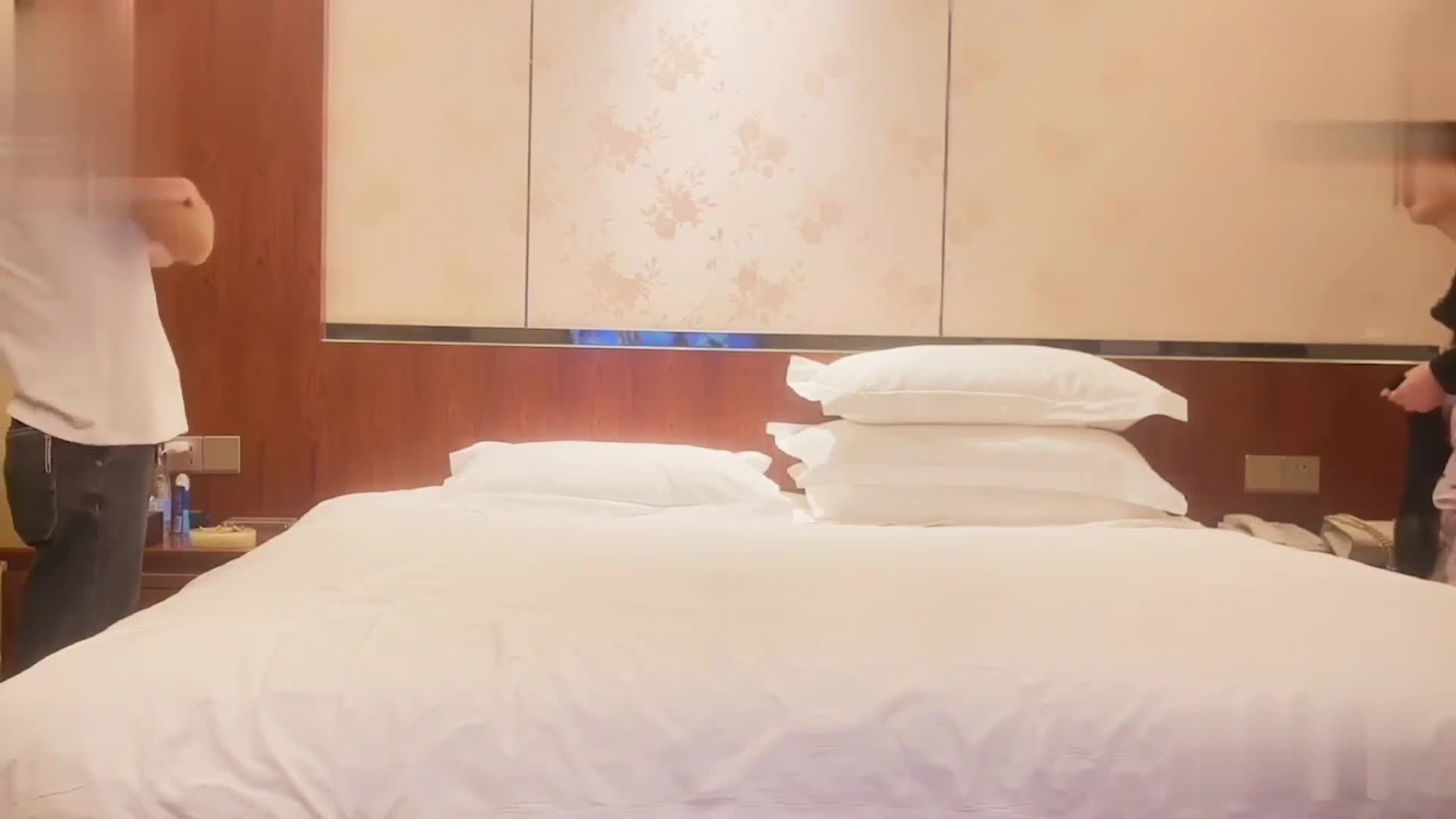 【#杏吧探花】小李探花酒店3000块约炮穿着开档黑丝的兼职学生妹️吃鲍鱼啪啪NTR绿帽淫妻