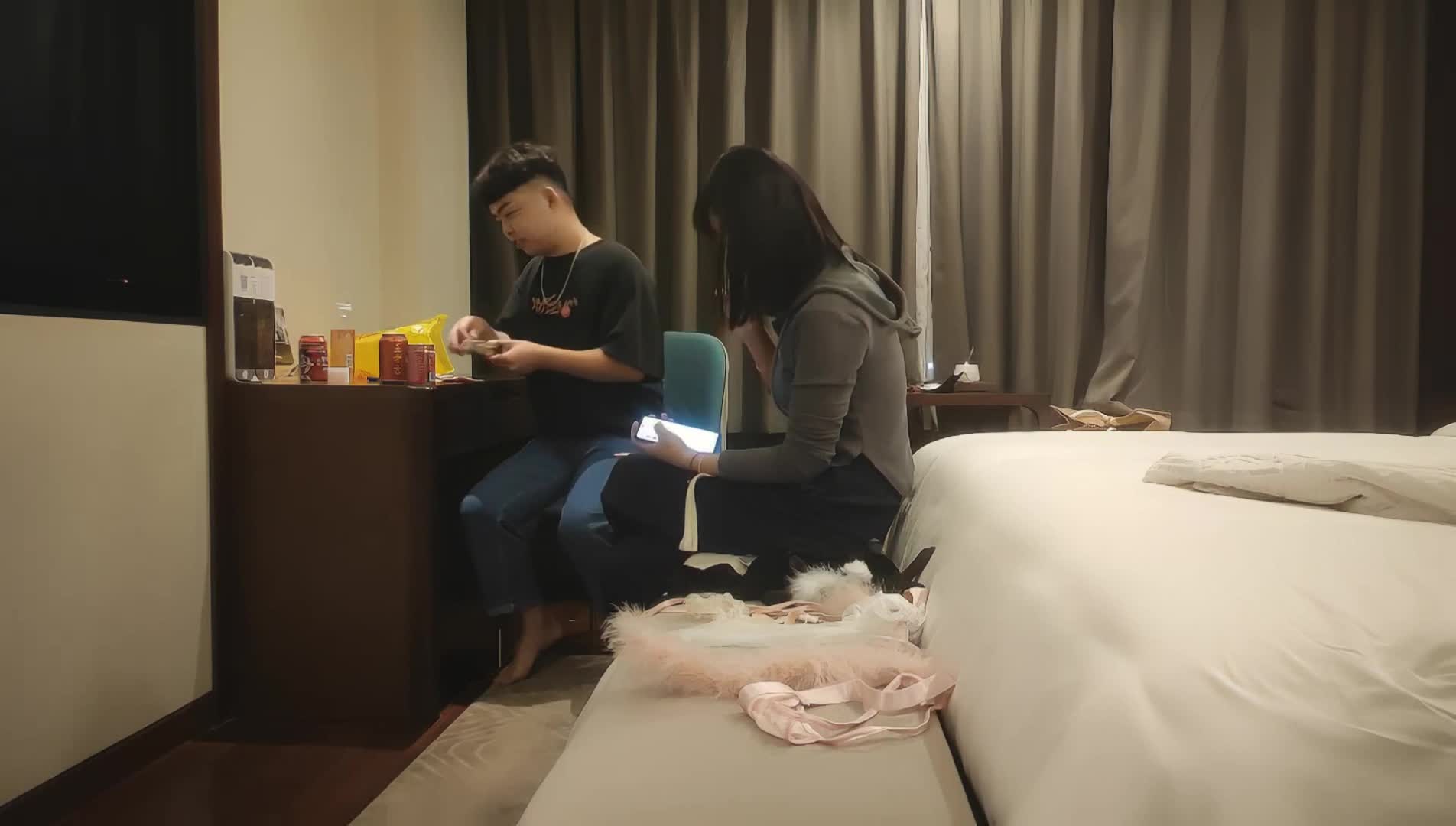 【探花精选】极品平面模特，纯欲天花板女神，超清画质呈现，人气爆棚赚翻了免费开车机器人