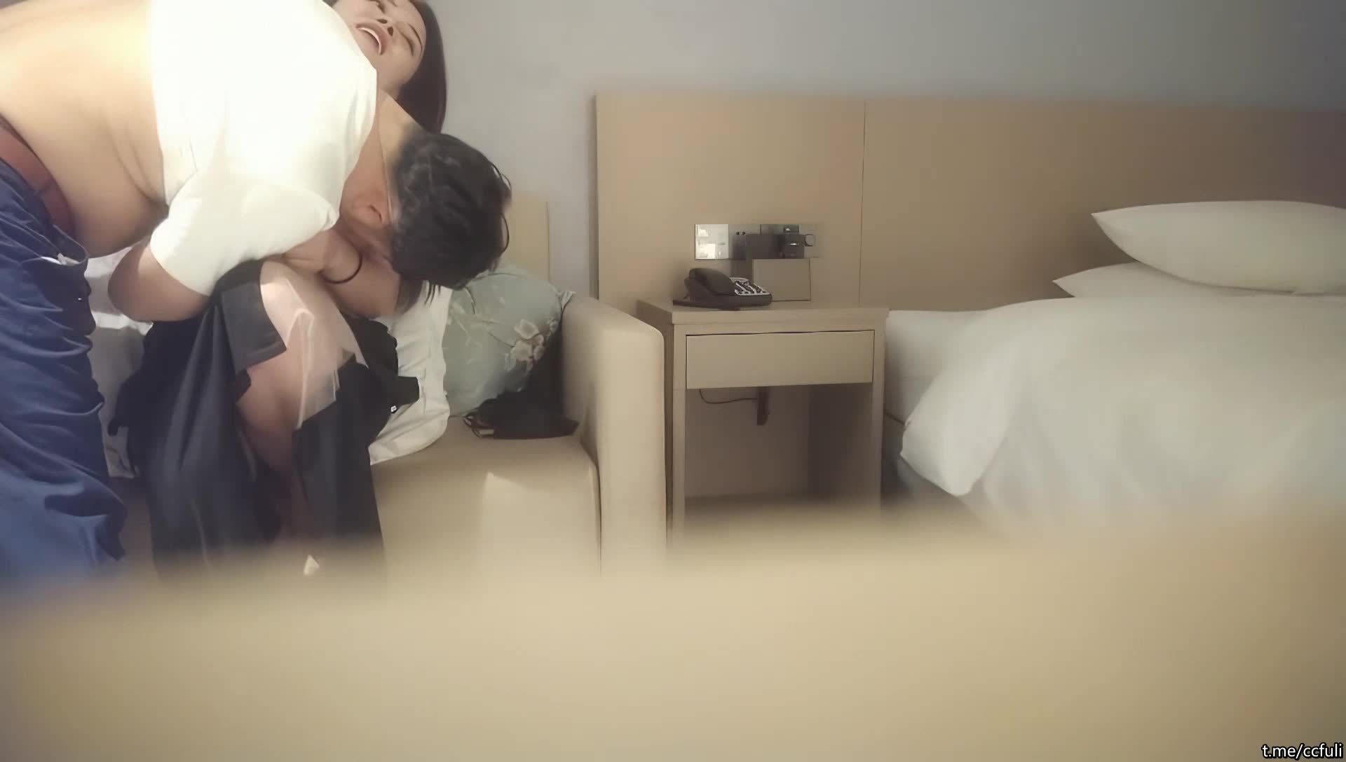 新晋实力探花，2600极品小姐姐，清纯甜美，毫无风尘气，抠穴啪啪全是你想看的反差学生福利