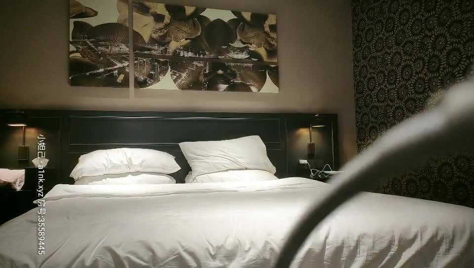 丰满又甜美的妹子，让她穿上黑丝 极品尤物啊，偷拍器材差点被发现 差点翻车欧美剧场