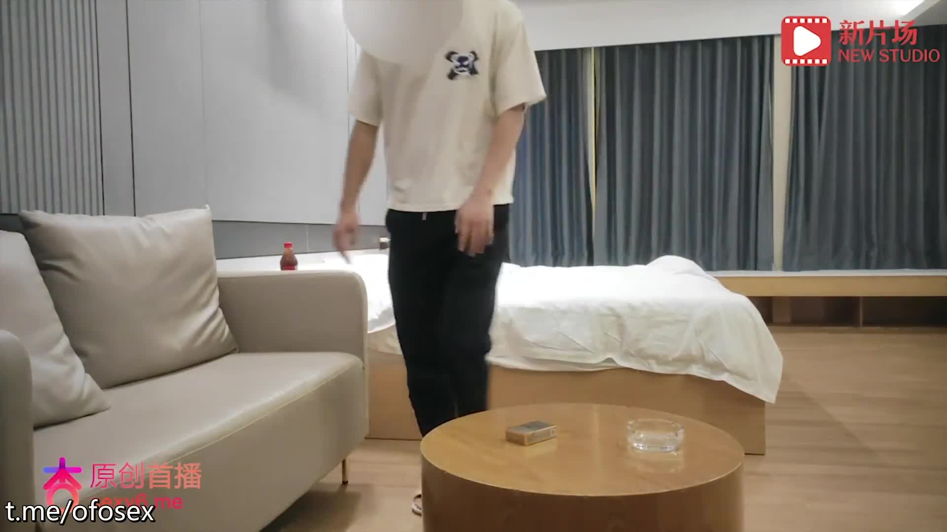 女神颜值00年小网红，水特别多床单都弄湿了免费开车机器人