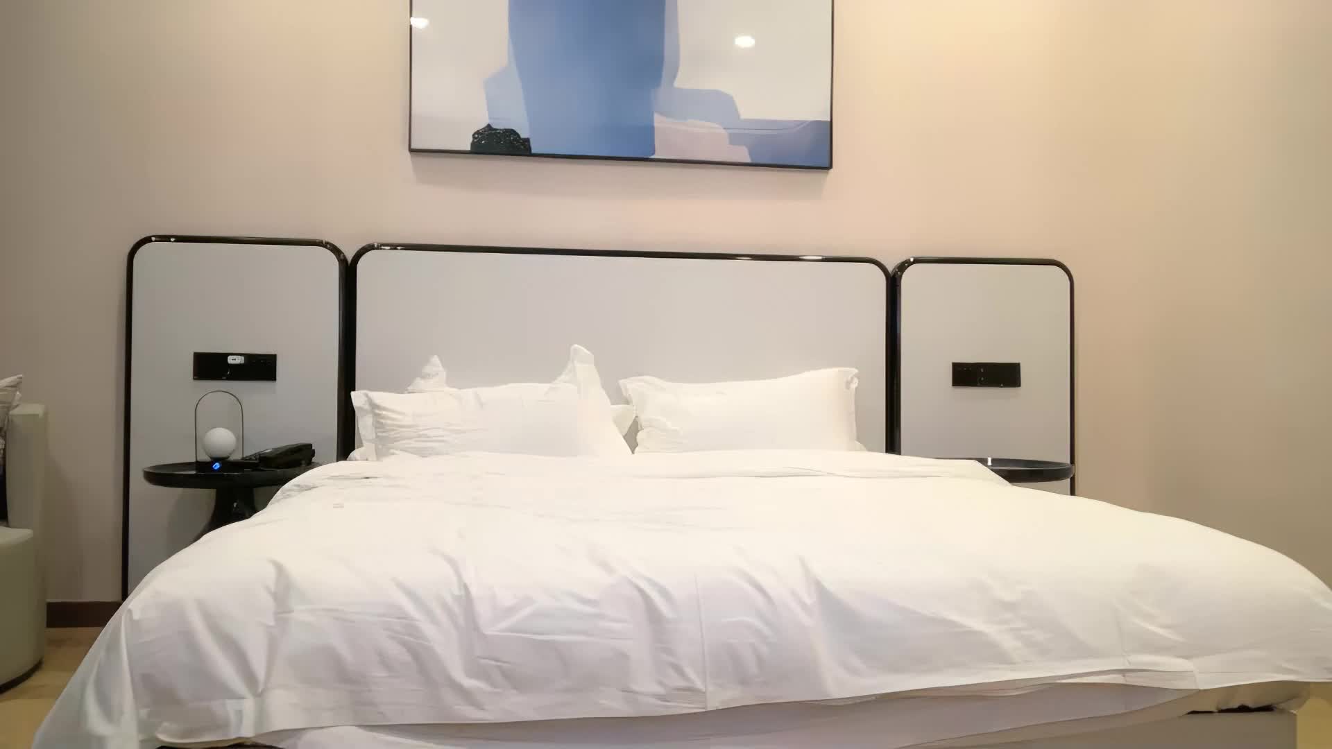 白色短裙吊带萌妹子，口交舔屌近距离拍摄，上位骑乘翘起屁股后入，操的妹子呻吟娇喘连连欧美剧场