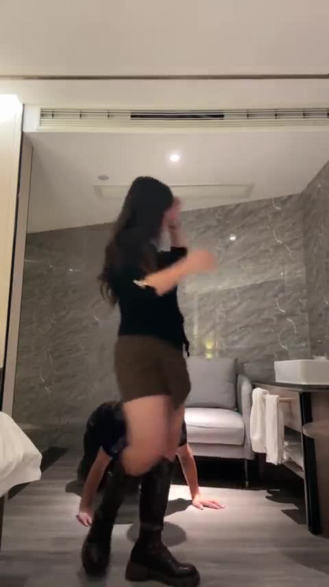 2048.hk@子熙TJ：玩弄蠢狗骑马钻胯皮靴踩虐喂口水白袜窒息赏赐圣水