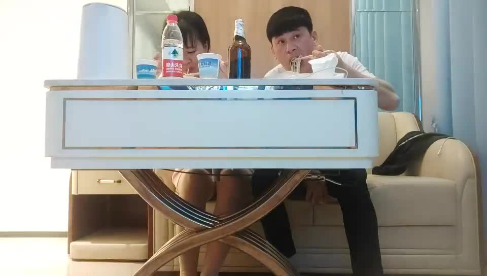 《#爱情故事》01-18网聊没多久的良家少妇，吃饱喝足再开始操，撩起衣服吸吮奶子，够骚激吻调情，转战床上激情爆操NTR绿帽淫妻