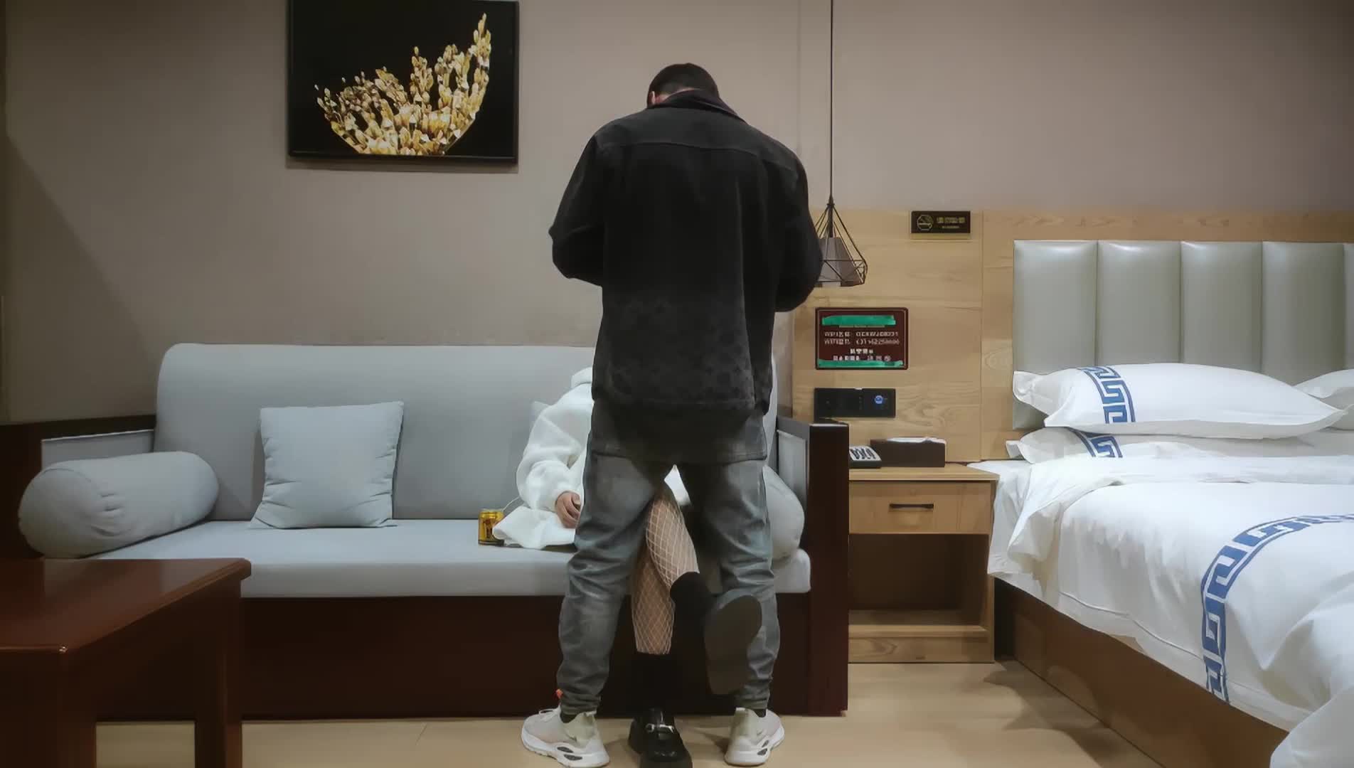 【探花精选】极品小萝莉，乖巧软萌小仙女，舔穴抠逼玩得溜，阳痿男百般挑逗下，大展雄风狂干，孕妇母乳