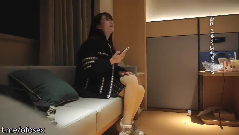 高端外围，智商堪忧老玩手机，幸亏妹子够单纯，激情啪啪小嫩妹玩得爽