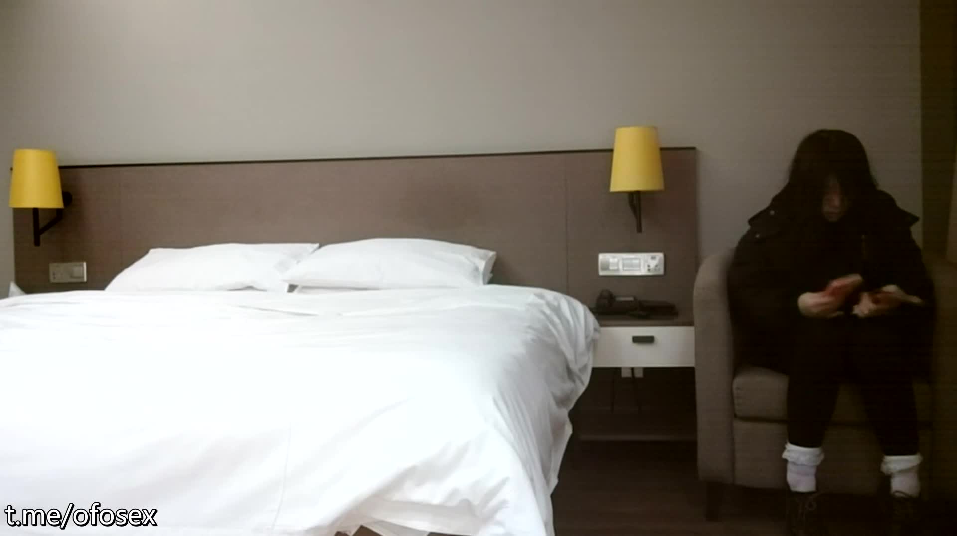 外围嫩妹妹，肉嘟嘟一线天粉穴，金手指插入狂扣，扛起双腿一顿操，大白屁股骑乘位免费开车机器人