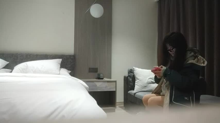 #探花精选 百里挑一的尤物，极品反差婊，眼镜妹超级爱喷水，加藤鹰之手抠爽了，可遇不可求的好货绿帽人妻