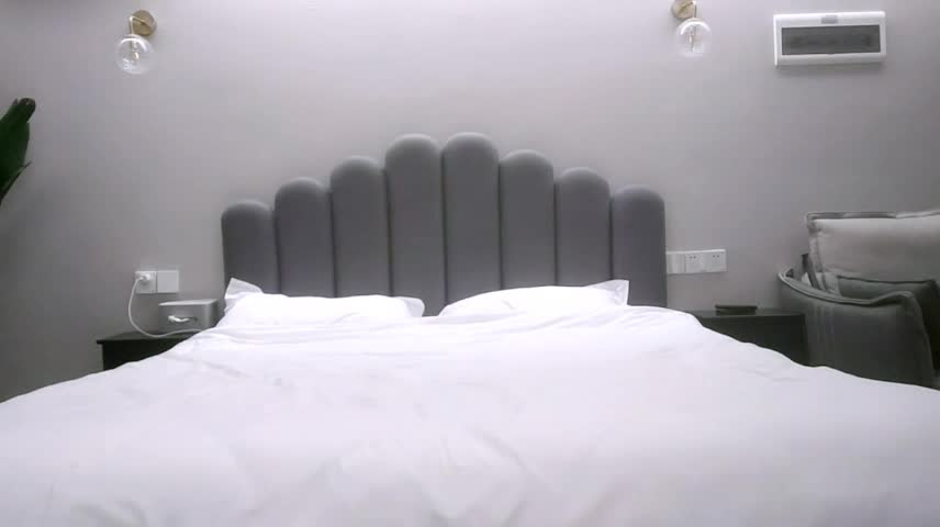 胸前纹身大圈极品外围，展示绝活倒立深喉