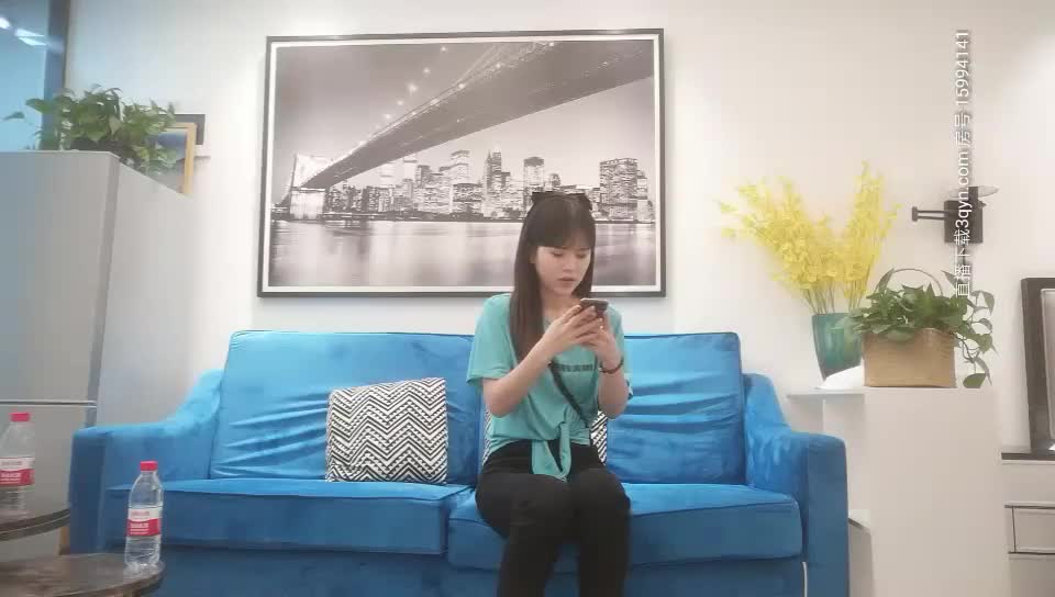 约清纯极品蓝衣妹子，近距离特写口交上位骑坐大力猛操NTR绿帽淫妻