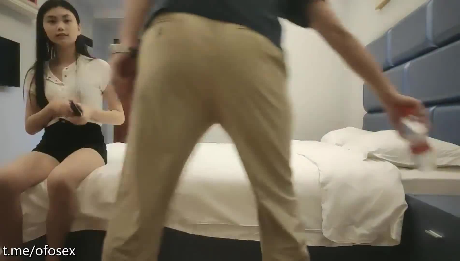 【小马寻花】齐逼短裤修长美腿外围小姐姐，镜头前深喉口交，扶着细腰后入撞击，上位骑乘大力猛操 绿帽人妻