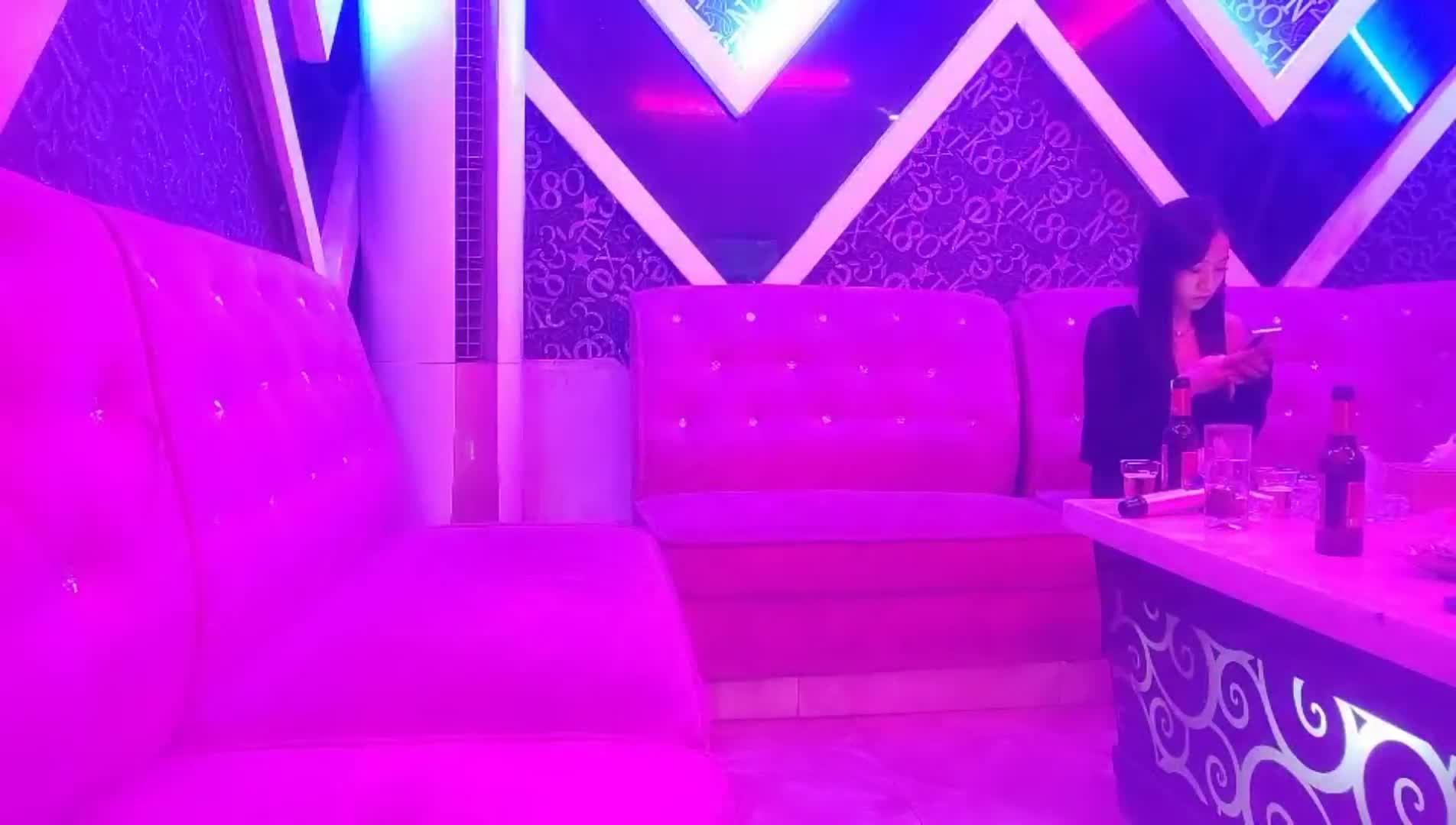 【#歌厅探花】ktv叫俩妹子，苗条小姐姐直接脱掉内裤开干，翘臀美腿紧张刺激NTR绿帽淫妻