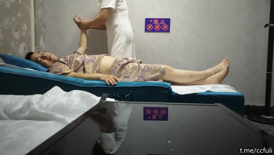 《#城中村按摩》05-16老板娘下午等来个饭店午休来做按摩的厨师长老板娘把它弄起搞一炮全自动搬运机器人