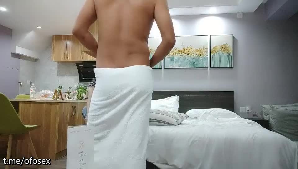 【#王者探花】漂亮小少妇，白嫩可人，小伙真体贴，粉色拖鞋主动拿过去，小姐姐开心到爆，做爱投入水多精品资源