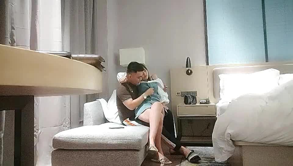 峰哥寻花高价约的兼职学妹，沙发上扒光了吃奶子，跪在地上口交大鸡巴，乖巧听话在床上让峰哥各种抽插呻吟 #探花 #约炮NTR绿帽淫妻