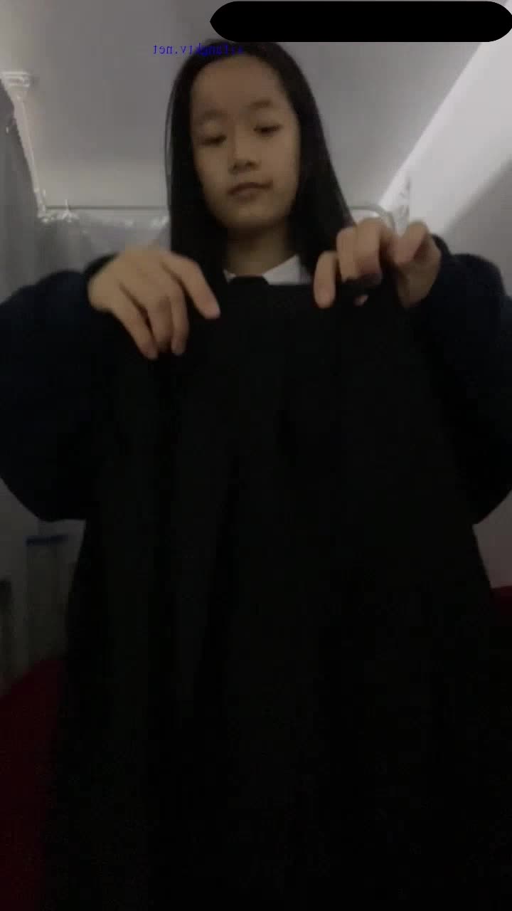 #福利姬 #高价定制 她穿着婚纱，雪白肌肤紧绷，丰满的骚奶子在弹力面料下若隐若现，红肿的奶头隐约可见。透明鸡巴抵在她肥厚的肥臀上，她眼神迷离，淫荡地扭动腰肢，浪叫声此起彼伏，分明是沉沦在性爱的欢愉之中。