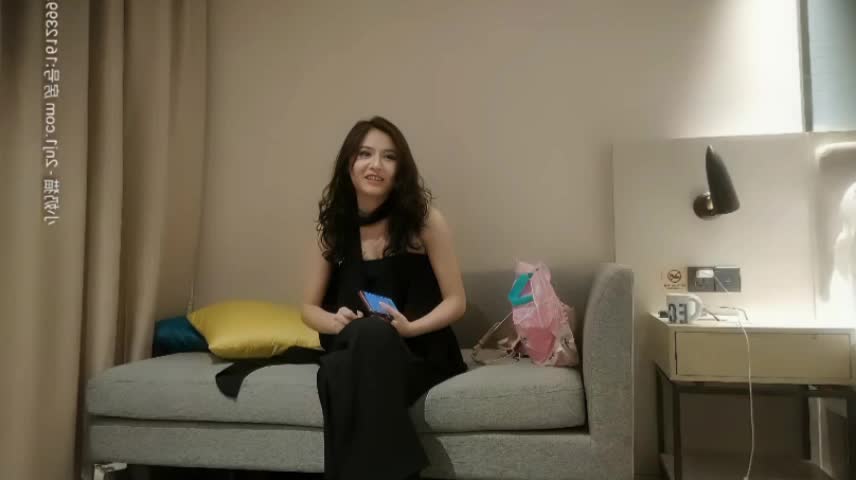 太子探花 极品鸭哥代班约了个黑裙少妇，穿上情趣装沙发上骑坐后入猛操【主要信息】#探花 #偷拍 #少妇 #黑丝酒店偷拍