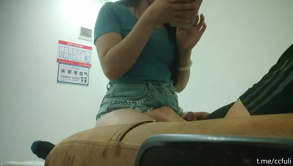 【#老王探花】05-16喜欢玩真实刺激，搞足疗女技师，谈好价格可以插进去，拨开短裤磨蹭插入一夜情小姐姐