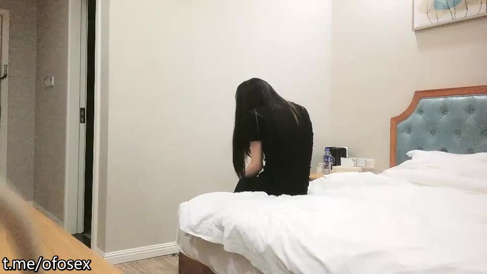 【#666绿帽白嫖】良家妹子密码房，笑起来甜美黑裙嫩妹，脱下裤子让妹子口，扶着屌插入骑乘猛操打桩机一夜情小姐姐