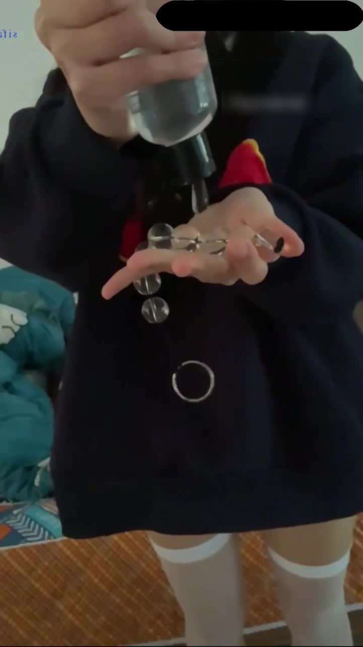 #福利姬 #高价定制 她穿着婚纱，雪白肌肤紧绷，丰满的骚奶子在弹力面料下若隐若现，红肿的奶头隐约可见。透明鸡巴抵在她肥厚的肥臀上，她眼神迷离，淫荡地扭动腰肢，浪叫声此起彼伏，分明是沉沦在性爱的欢愉之中。