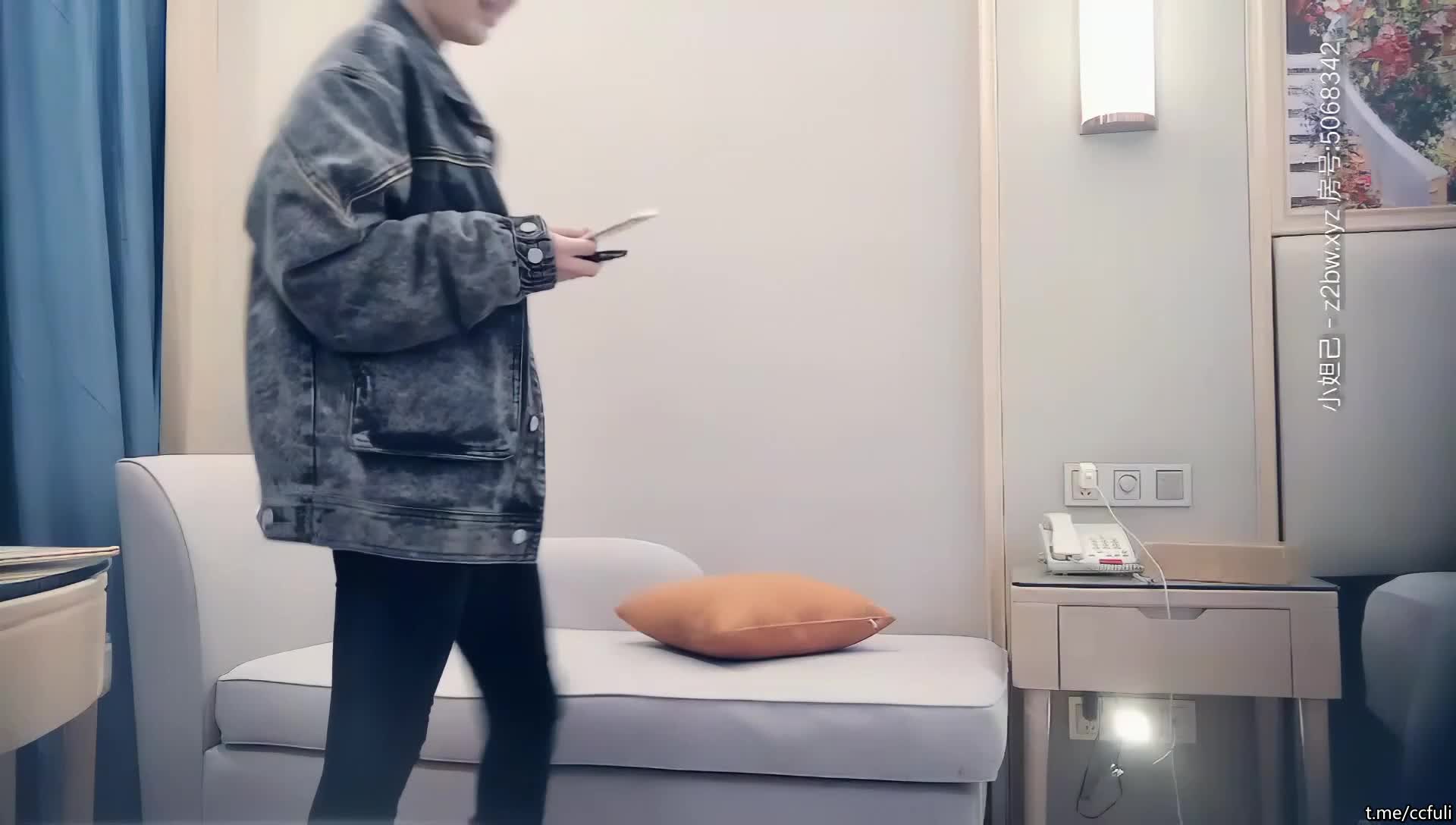 【#七天极品探花】深夜场牛仔外套会一字马纹身妹子，穿上性感吊带黑丝翘屁股口交猛操NTR绿帽淫妻