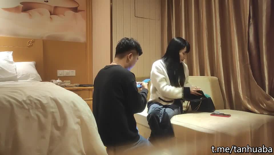 【#胖子工作室】04-02大圈高端，90多斤花臂妹子，性格超好，翘起屁股揉穴，抱起来猛操，骑乘扶着JB插入#我有一台拖拉机绿帽人妻