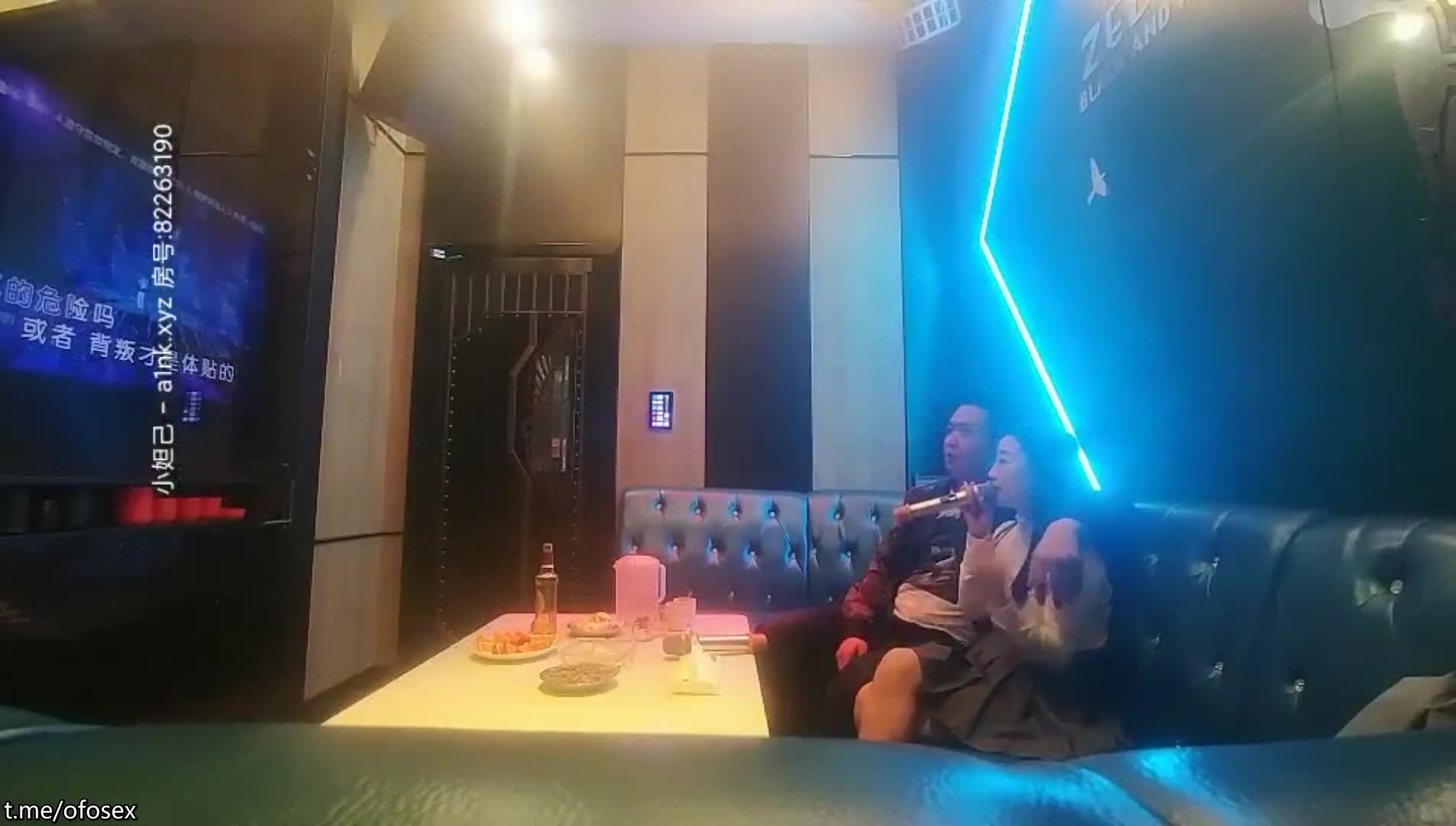 【#渣男一号探花】周末约的成都大学生，极品00后大胸粉嫩，KTV里伴着歌声水乳交合激情四射