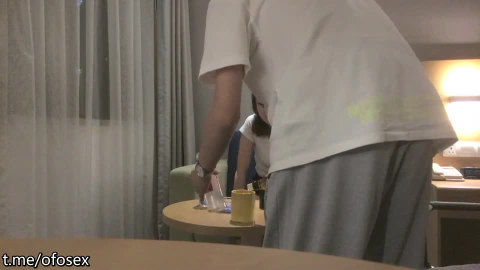 【#666绿帽白嫖】约良家妹子密码房，白T长相甜美小姐姐，聊聊天调调情再开操，抬腿抽插抱着猛操呻吟精品资源