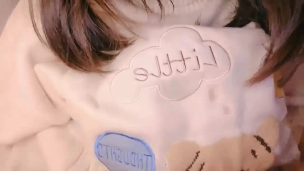 刚破处的嫩妹，粉嫩的骚穴紧致欲滴，半褪内裤，肥臀翘起，掰开粉嫩的骚穴，撩起衣服揉捏着饱满的骚奶子，诱人至极！#嫩妹 #粉穴 #大奶子