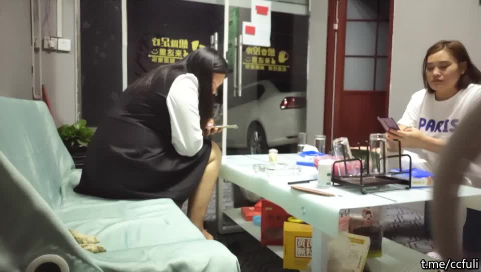 《#城中村养生馆》05-19老板娘接客偷拍实录️今晚接了两单生意给收租的土豪大叔来了个双飞消息提取器