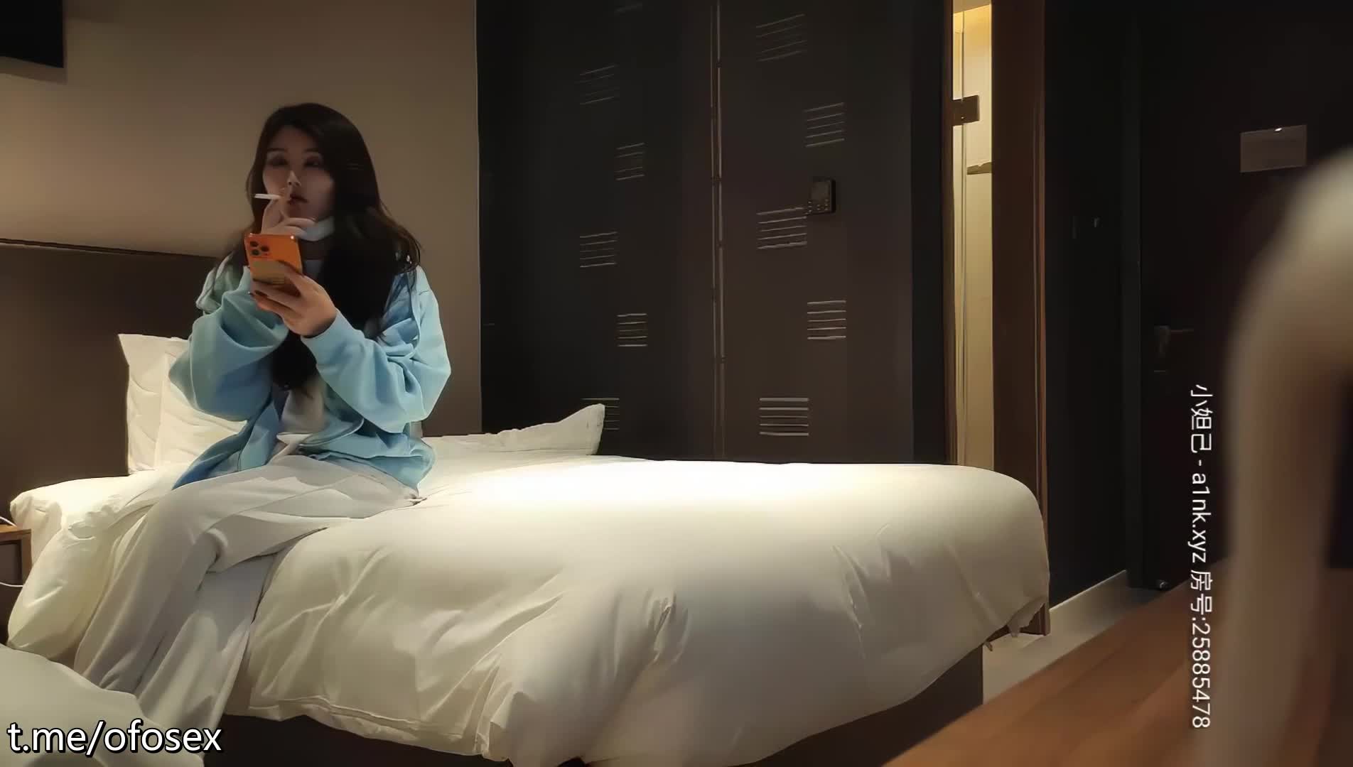 【#伟哥探花】2K画质 约了个颜值不错腿上纹身蓝衣妹子啪啪，近距离拍摄舔逼上位骑坐大力抽插猛操绿帽人妻