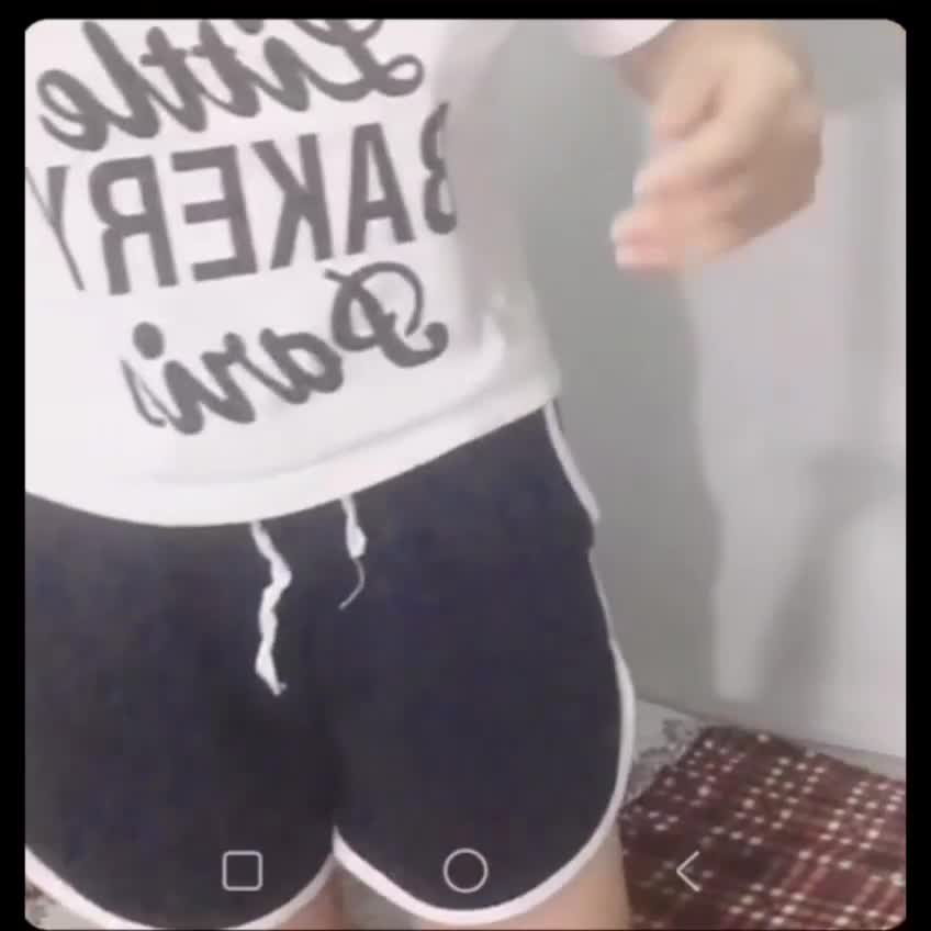 #可爱的娃娃脸高中学妹自拍 粉嫩的奶子在校服下若隐若现，饱满的肥臀紧绷着短裙，水汪汪的大眼睛里满是青春期的骚浪。