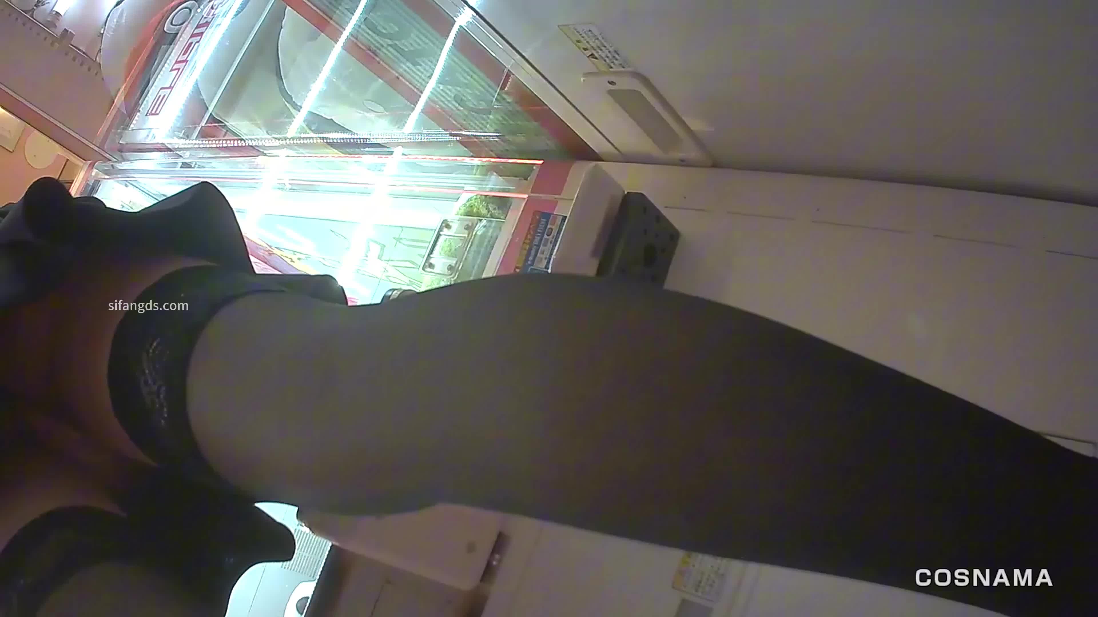 2048.vip-漫展现场跟踪抄底极品黑丝小姐姐 粉色内裤现场即兴来一段舞蹈