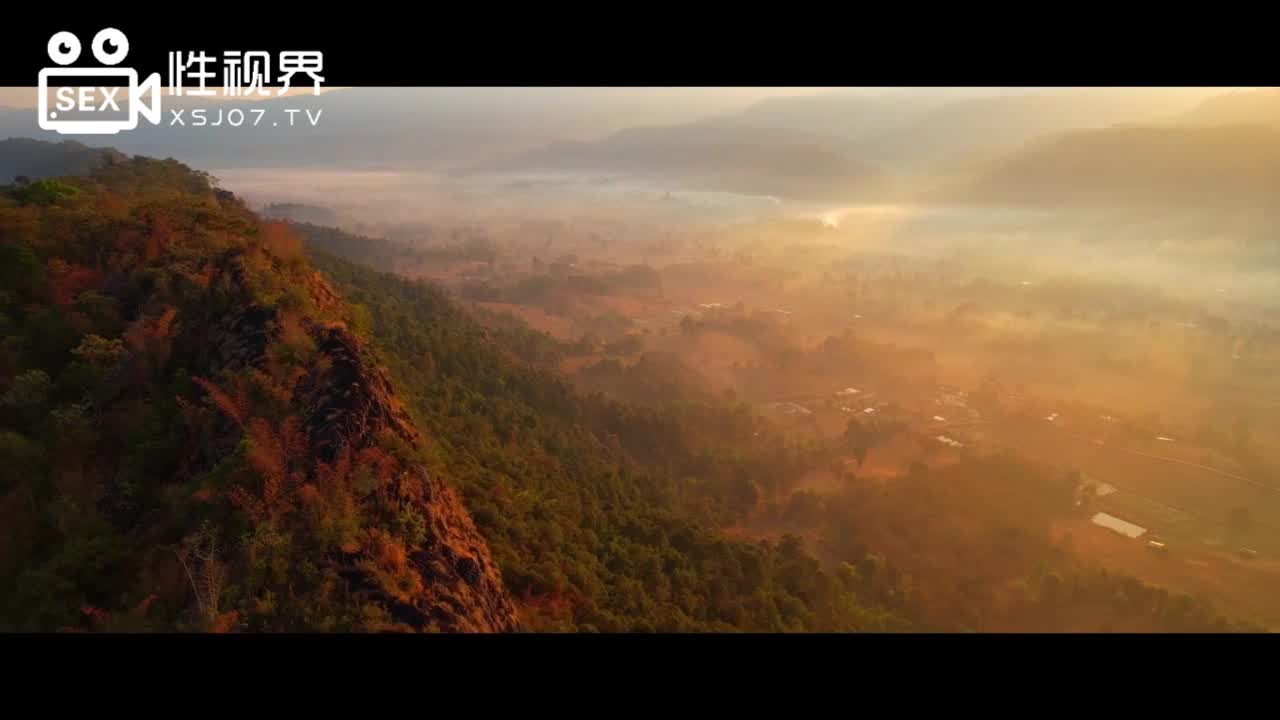 CPMXutkdD2mrwPqeAdX0，国产性视界 #国产 #性 #视界 母狗们赤裸着，肥厚的臀部和饱满的骚奶子在灯光下闪耀，淫水肆意流淌，腥臊味弥漫。